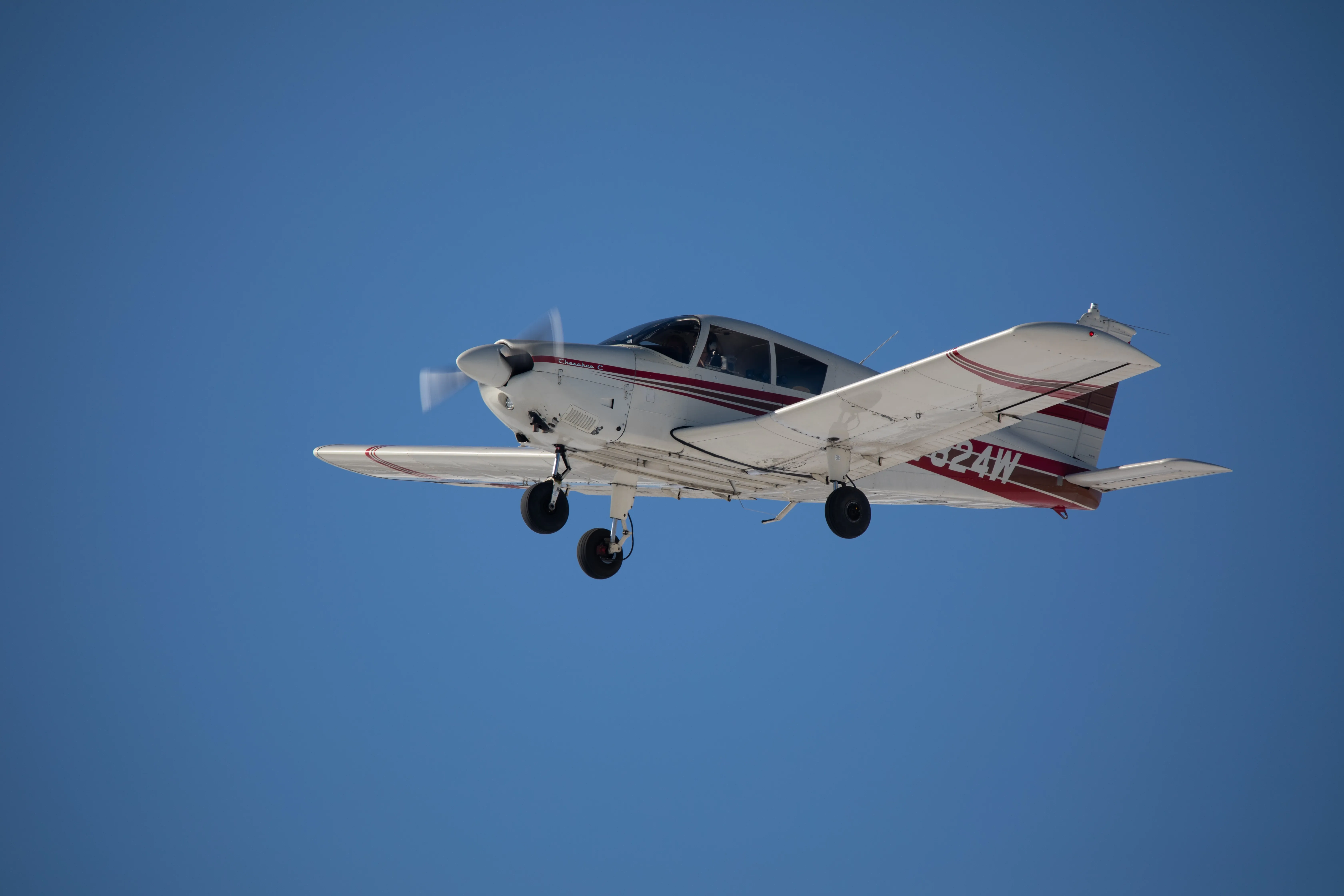 Cherokee 180 N7824W flying